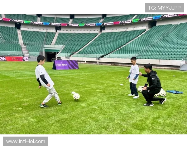 英超联手学校推广足球课程